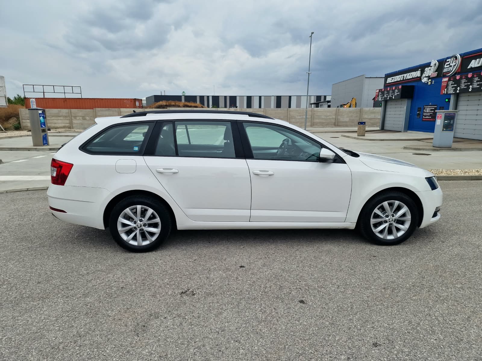 
								Škoda Octavia Combi 1.6 TDI Ambition full									
