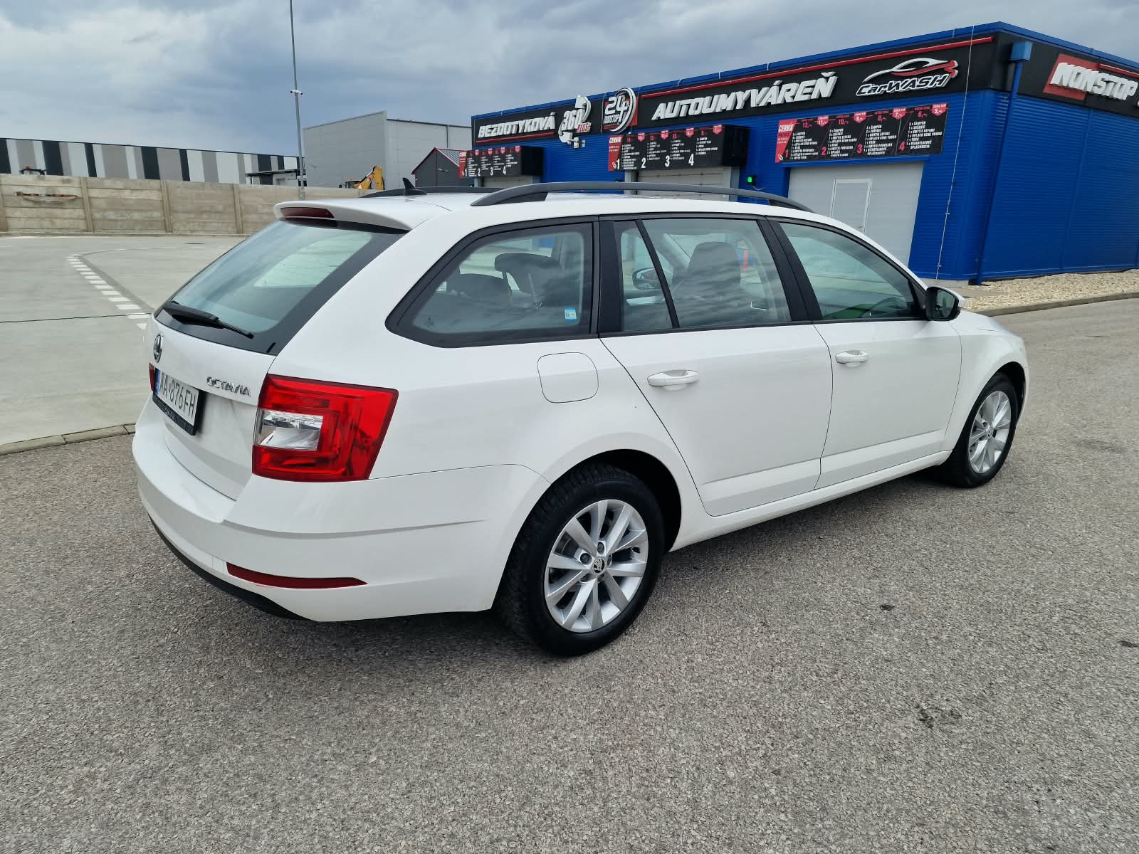 
								Škoda Octavia Combi 1.6 TDI Ambition full									