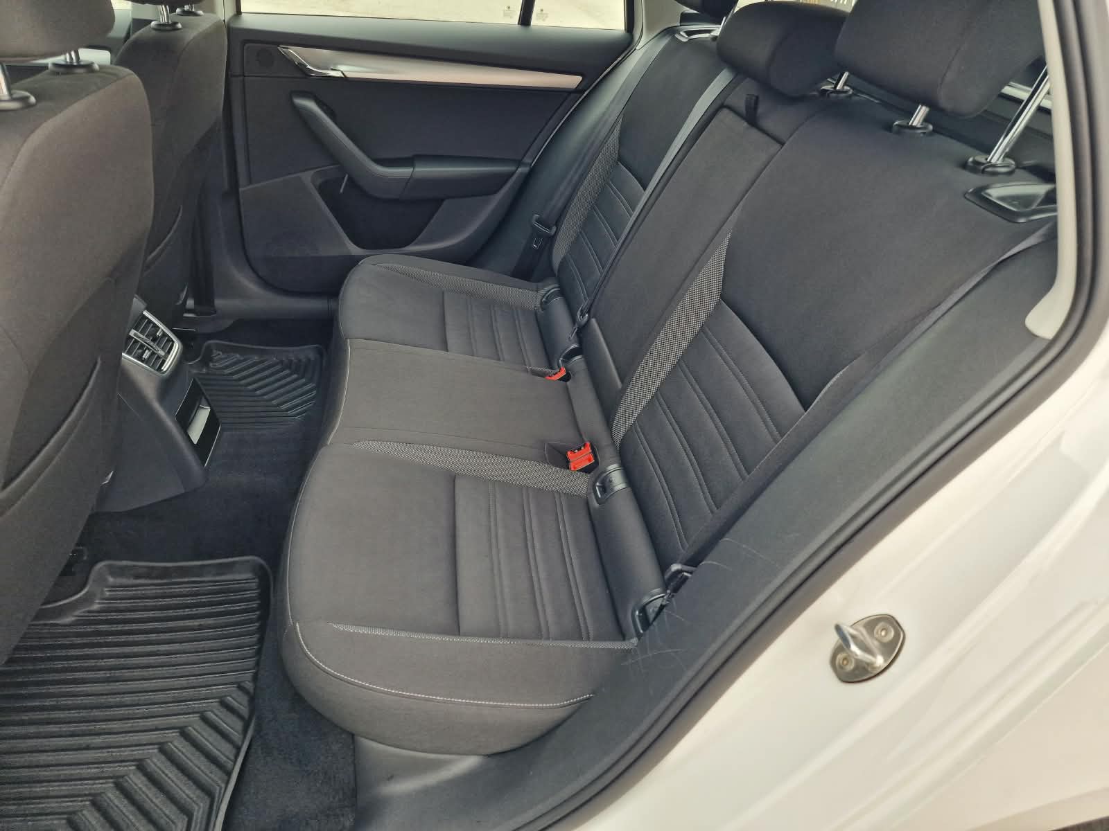 
								Škoda Octavia Combi 1.6 TDI Ambition full									
