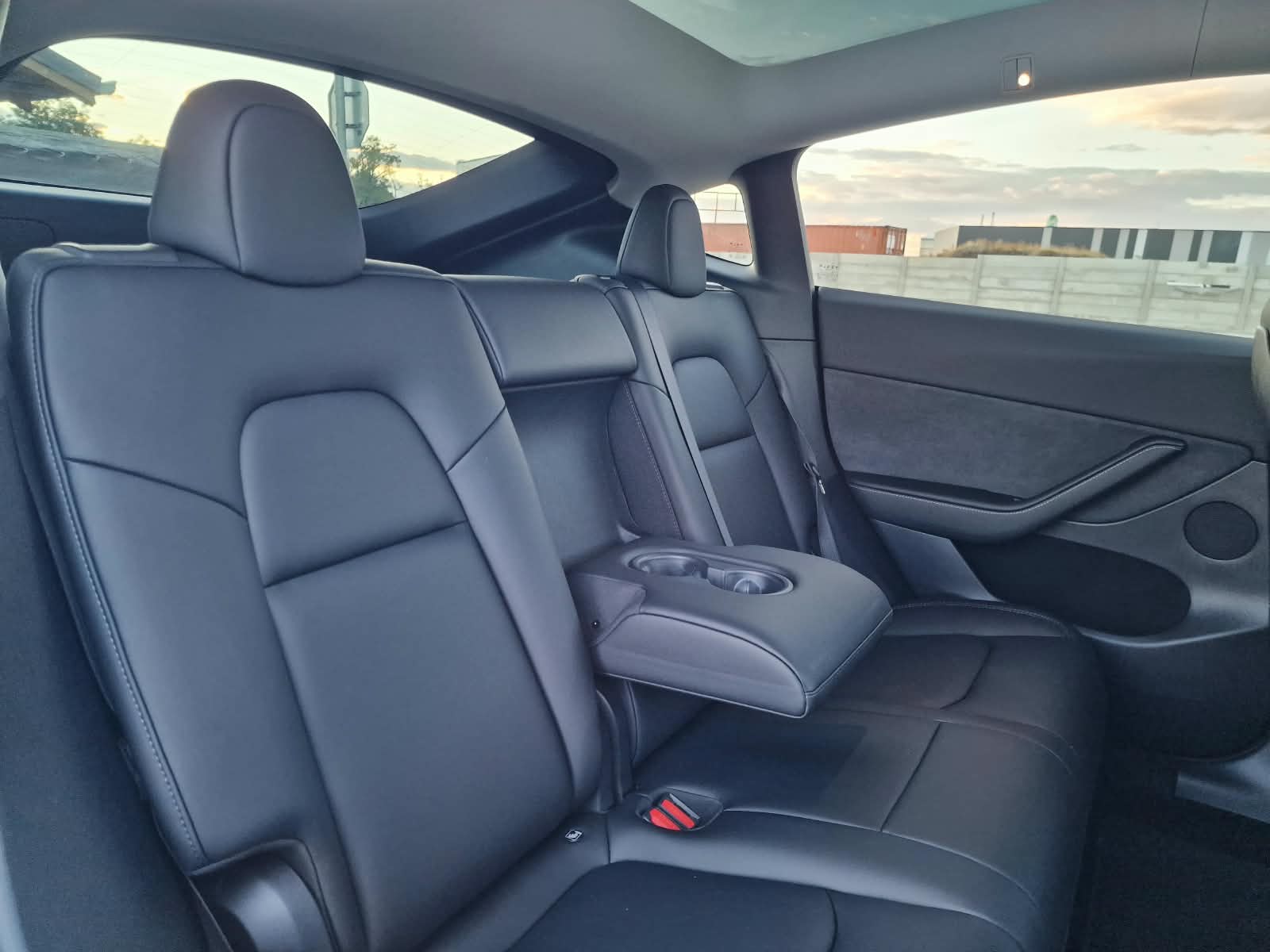 
								Tesla Model Y Standard Range RWD 60kWh s ťažným full									