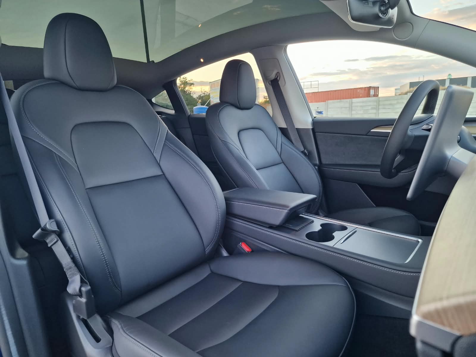 
								Tesla Model Y Standard Range RWD 60kWh s ťažným full									